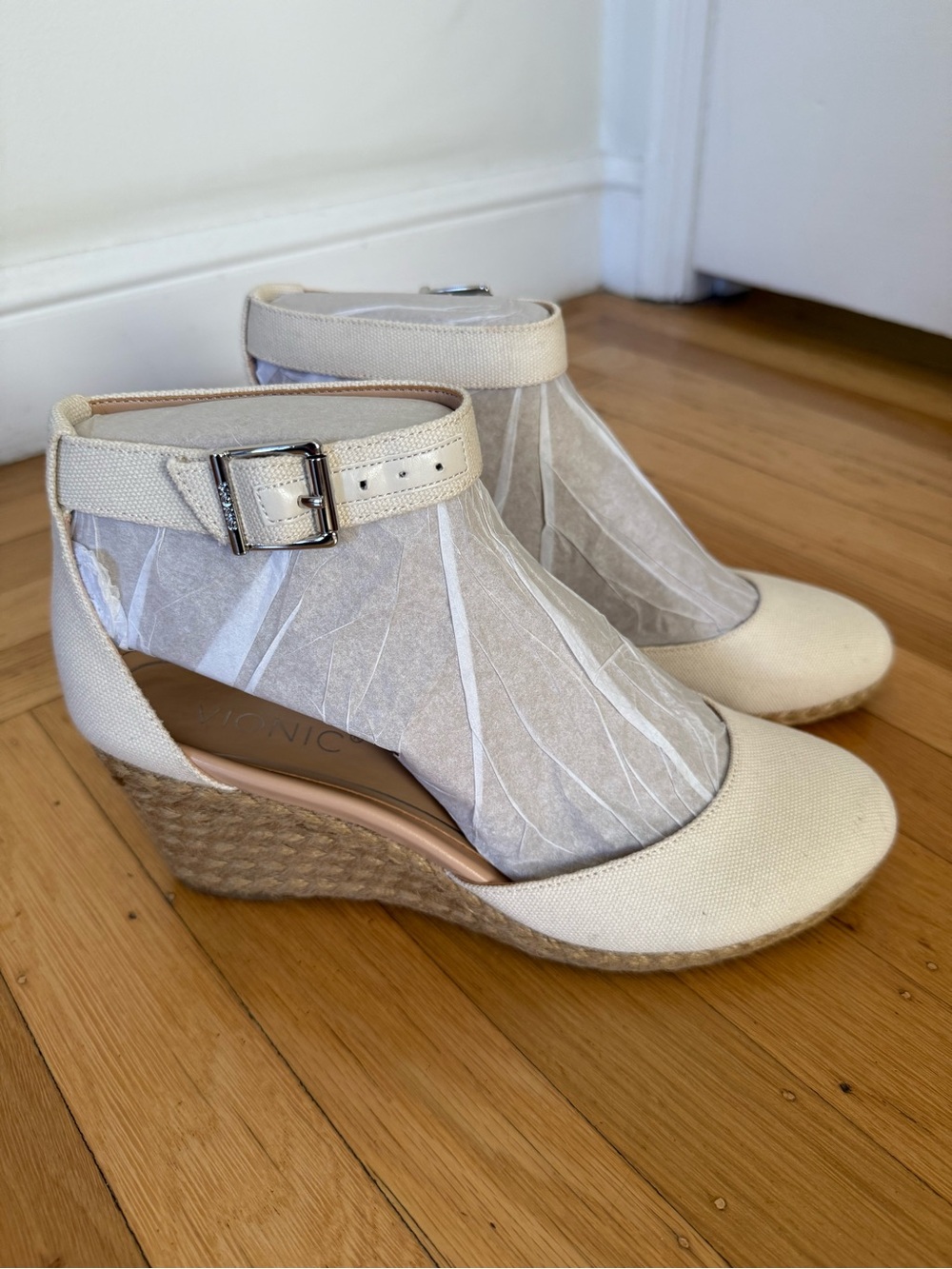 Vionic Amy Ankle Strap Closed Toe Wedge Sandal, Cream Canvas, size 8, NWOT - Picture 2 of 8